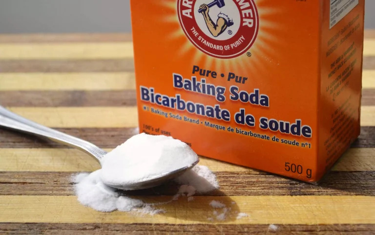 Có thể sử dụng sản phẩm chuyên dụng như baking soda để tẩy rửa sofa.